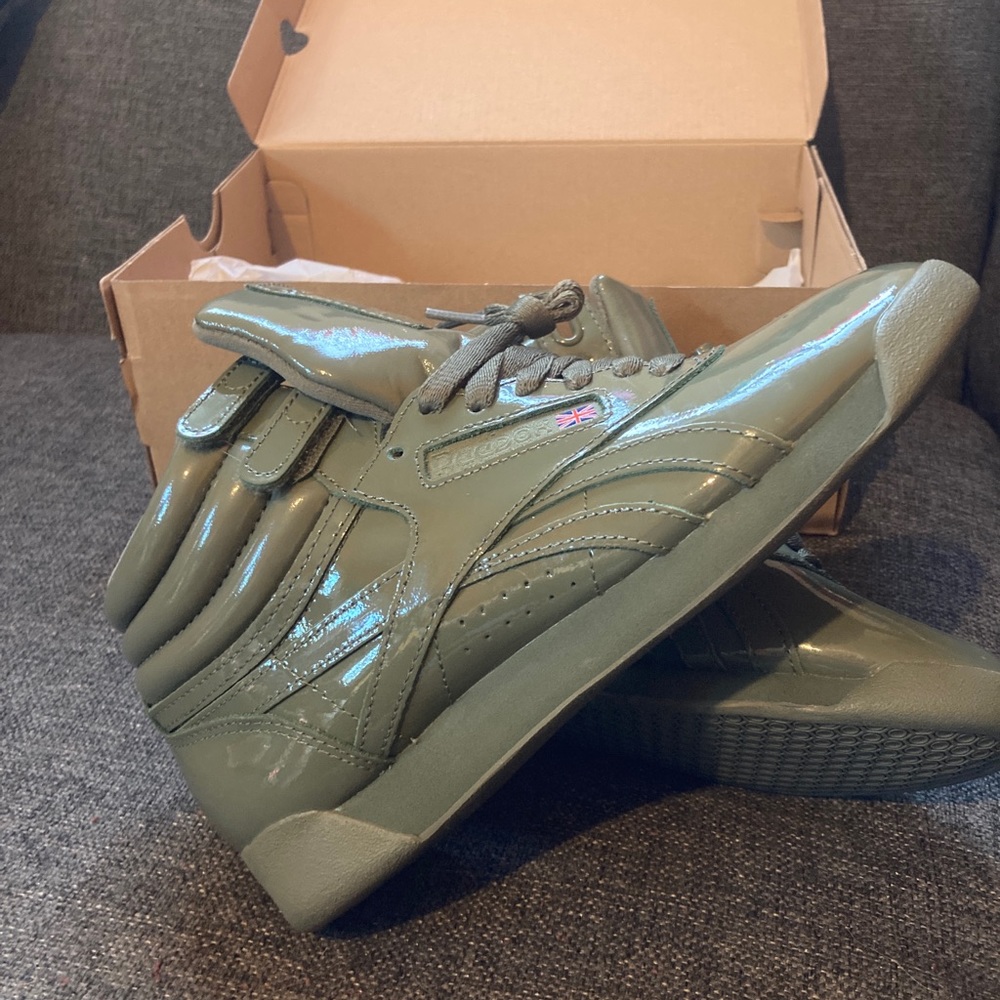 Women's Classic Reeboks - Picture 3 of 7